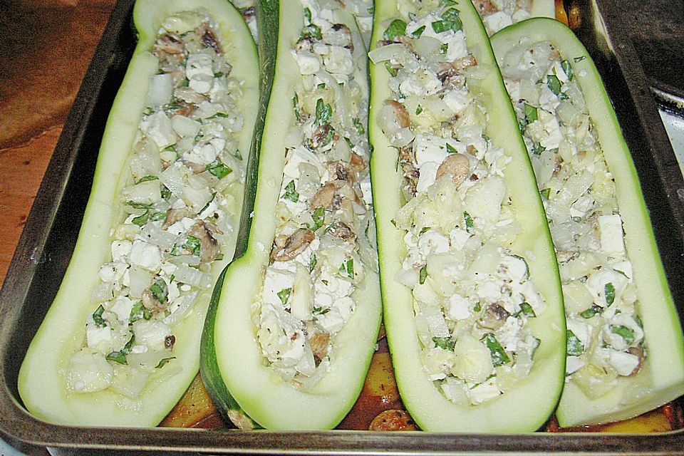 Gefüllte Zucchini mit Feta und Chili