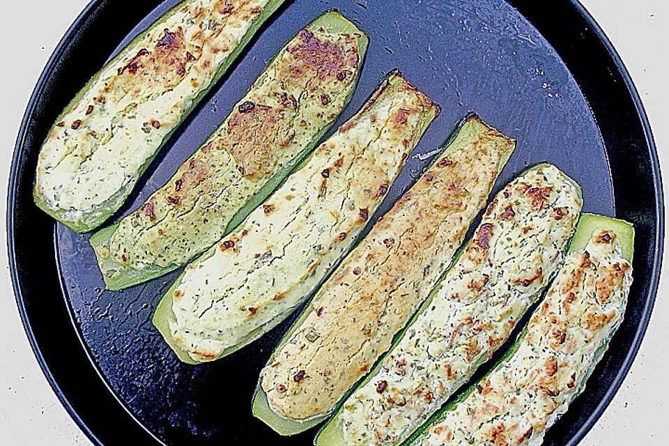 Gefüllte Zucchini mit Feta und Chili