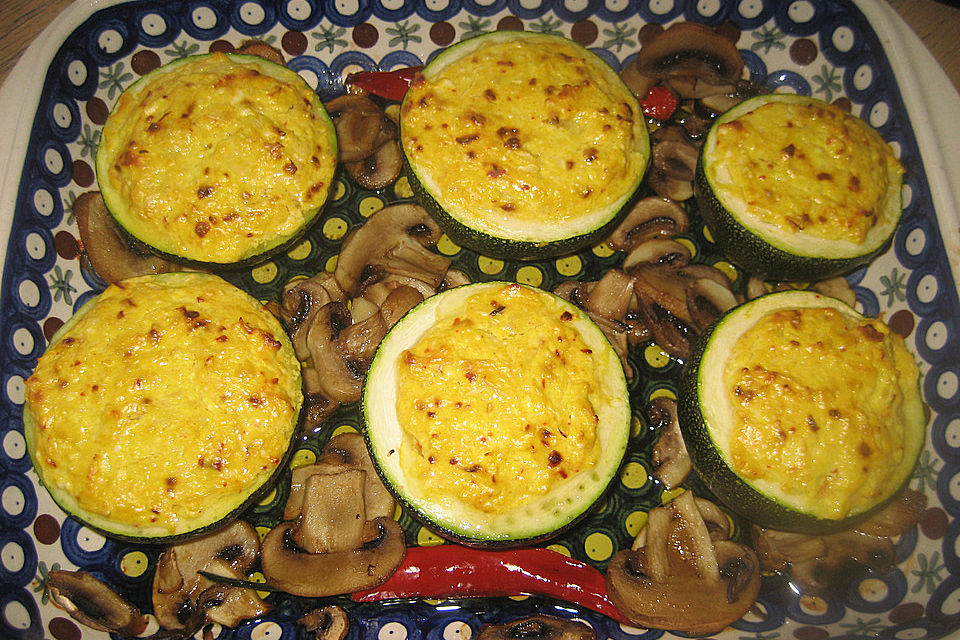 Gefüllte Zucchini mit Feta und Chili