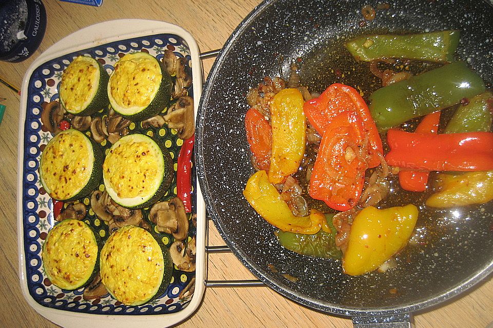 Gefüllte Zucchini mit Feta und Chili