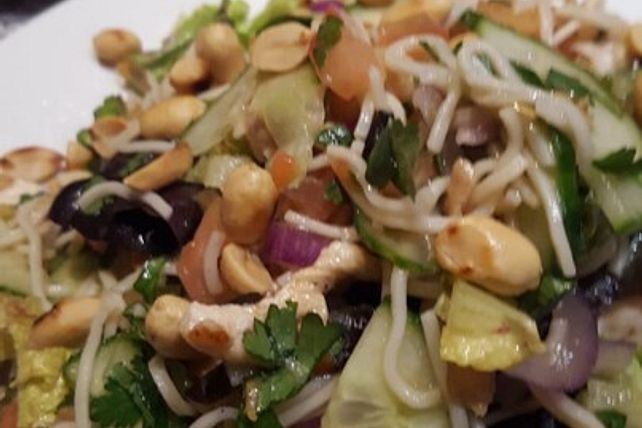 Goi Mien: vietnamesischer Salat mit Glasnudeln und Hähnchen von ...