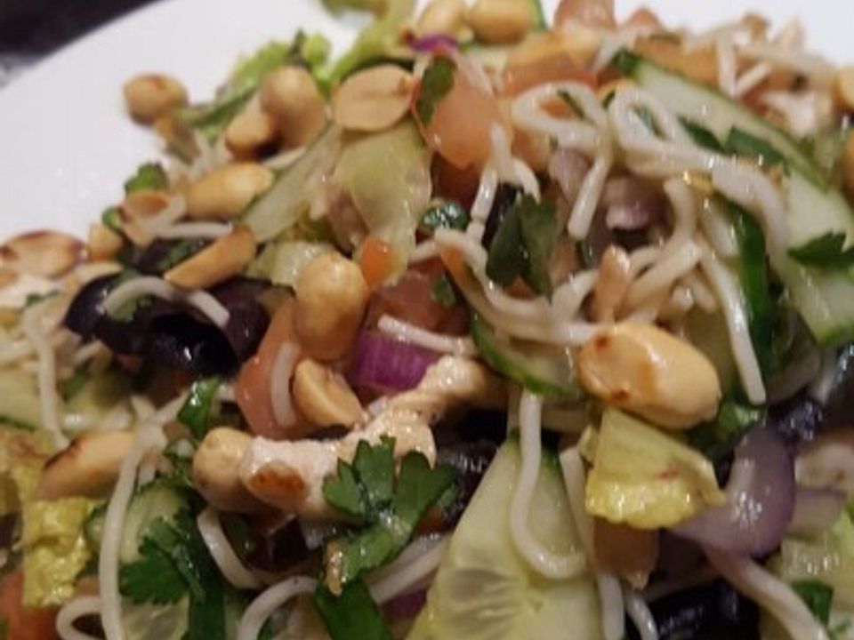 Goi Mien: vietnamesischer Salat mit Glasnudeln und Hähnchen von ...