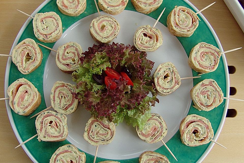 Pfannkuchenröllchen mit Avocadocreme und Lachs