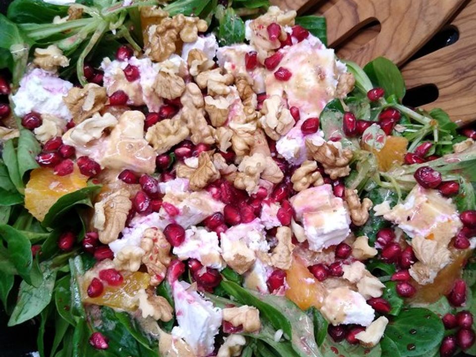Feldsalat mit Orangenfilets, Walnüssen, Ziegenrolle und Granatapfel von ...