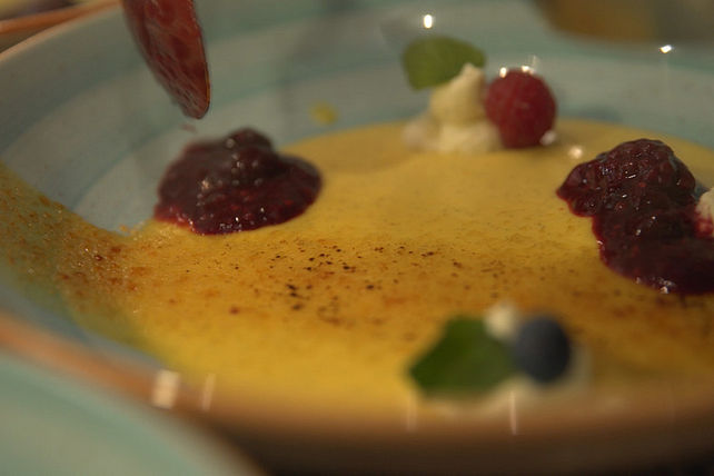 Vanilleflammeri mit Rumtopf und Süßwein-Zabaglione von ...