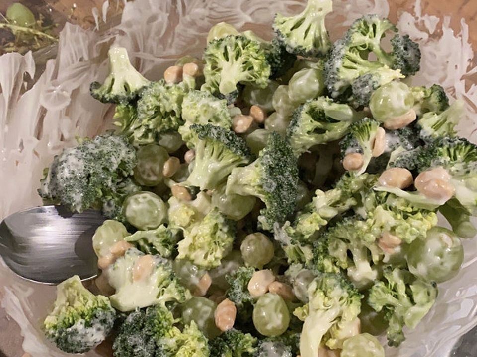 Brokkolisalat mit Erdnüssen und Trauben von kimberly-tils| Chefkoch