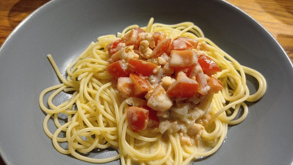 Ratz-Fatz-Spaghetti mit Lachs-Knoblauch-Tomaten-Käsesoße von CaroSiems Ratz-Fatz-Spaghetti mit Lachs-Knoblauch-Tomaten-Käsesoße von CaroSiems