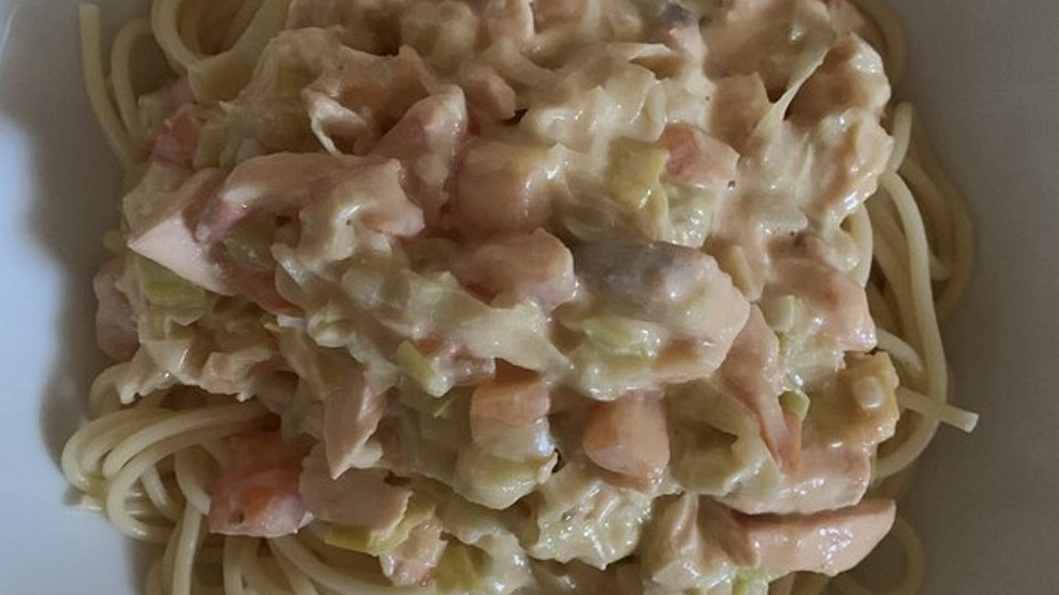 Ratz-Fatz-Spaghetti mit Lachs-Knoblauch-Tomaten-Käsesoße von CaroSiems Ratz-Fatz-Spaghetti mit Lachs-Knoblauch-Tomaten-Käsesoße von CaroSiems