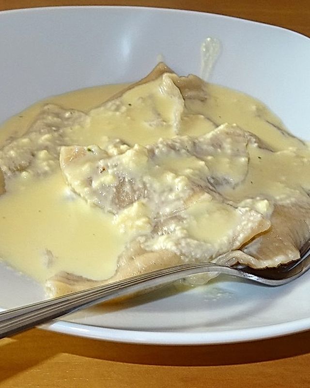 Hausgemachte Ravioli mit Bratwurst-Champignon-Füllung und Käse-Sahnesauce à la Didi