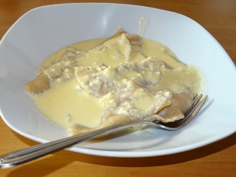 Hausgemachte Ravioli mit Bratwurst-Champignon-Füllung und Käse ...