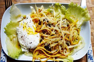 Safran Linguine Mit Pochiertem Ei Und Walnusskernen Von Dieter Sedlaczek Chefkoch