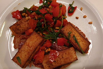 Tofu mit Rucola, Pinienkernen und Cocktailtomaten