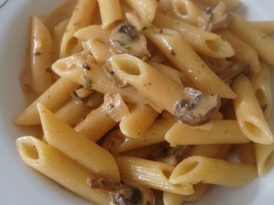 Rigatoni mit Champignon-Tomaten-Sahnesoße von Weisnichtsorecht| Chefkoch