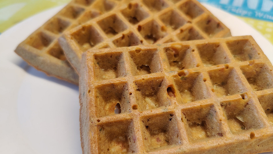 Herzhafte Buchweizen-Waffeln mit Speck und Käse von Backeräs Herzhafte Buchweizen-Waffeln mit Speck und Käse von Backeräs