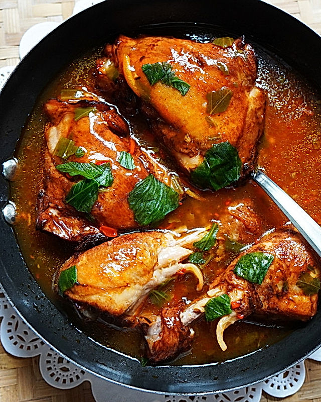 Hühnerschenkel in roter Currysauce