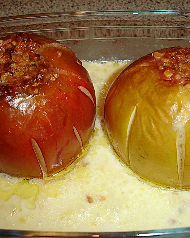 Bratapfel gefüllt mit Preiselbeerkompott und Haselnüssen