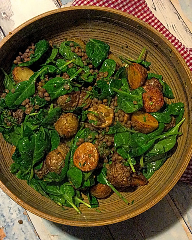 Röstkartoffelsalat mit Linsen und Spinat