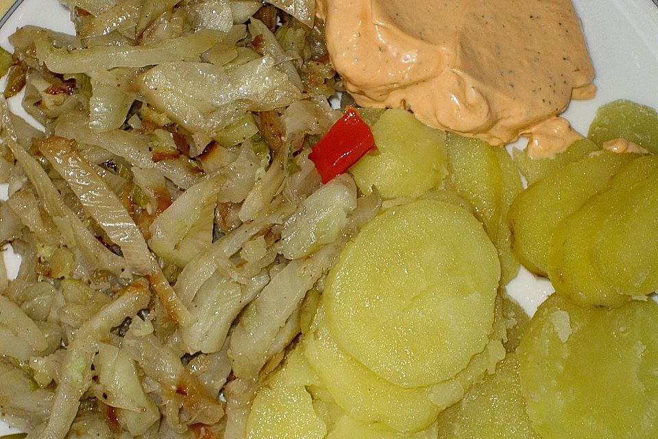 Kartoffelsalat mit Fenchel und karamellisierten Zwiebeln