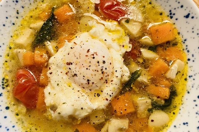 Hühnersuppe mit pochierten Eiern von dieterfreundt| Chefkoch