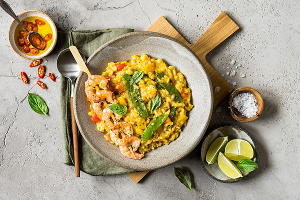 Thai Curry Risotto mit Garnelenspießen und Chiliöl von Kleines ...