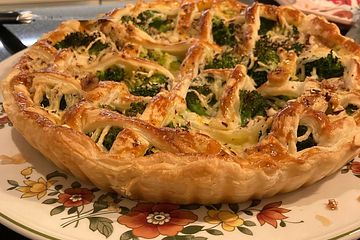 Herzhafter Brokkoli-Chicorée-Haselnuss-Blätterteig-Kuchen