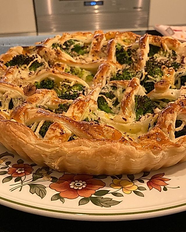 Herzhafter Brokkoli-Chicorée-Haselnuss-Blätterteig-Kuchen