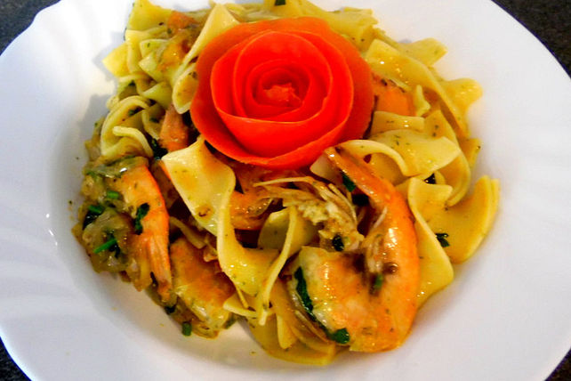 Bandnudeln mit Garnelen und Tomaten-Rucola-Salsa von traina_sebastiano ...