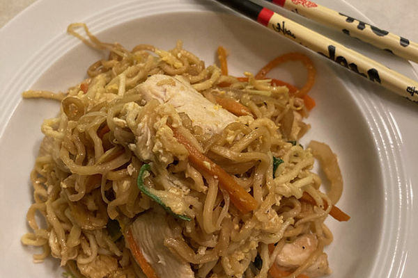 Gebratene Nudeln mit Hähnchenbrust, Gemüse und Ei von Kulinarix_83 ...