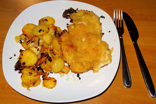 Panierte Hähnchenschnitzel und Zwiebel Kartoffeln aus dem Backofen à la