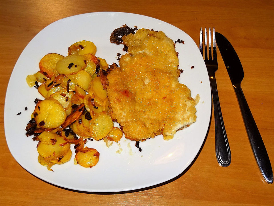 Panierte Hähnchenschnitzel und Zwiebel-Kartoffeln aus dem Backofen à la ...