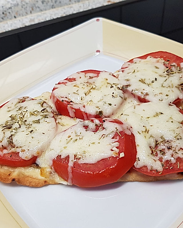 Überbackenes Naanbrot Tomate-Mozzarella
