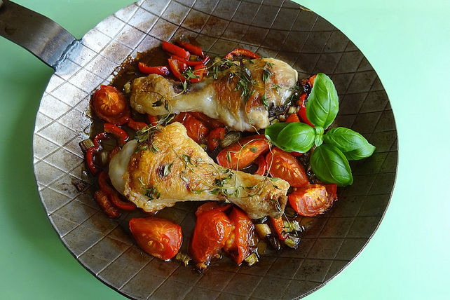 Hähnchenkeulen mit Tomaten und Paprika aus dem Ofen von SteffaQuansi ...