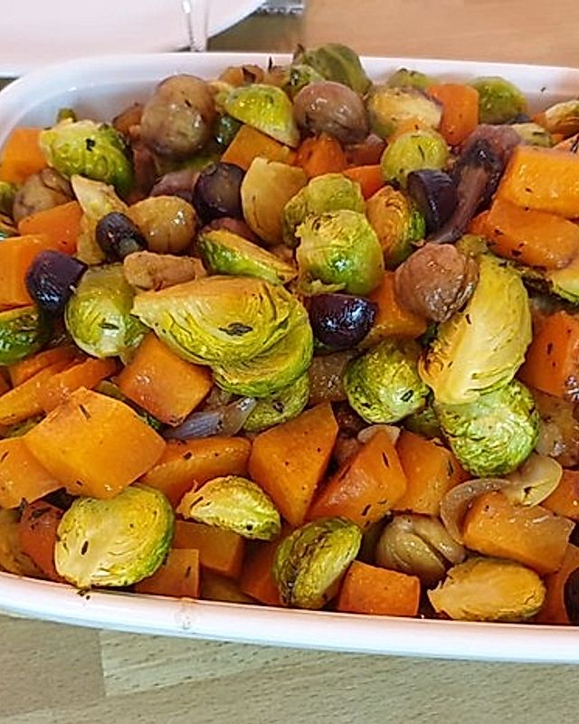 Veganes Rosenkohl-Kürbis-Gemüse mit Maronen und Sesam-Dip