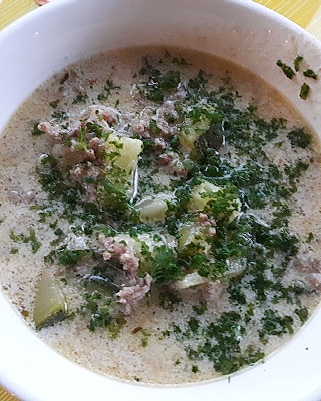 Zucchini - Joghurt - Suppe mit gebratenem Tartar