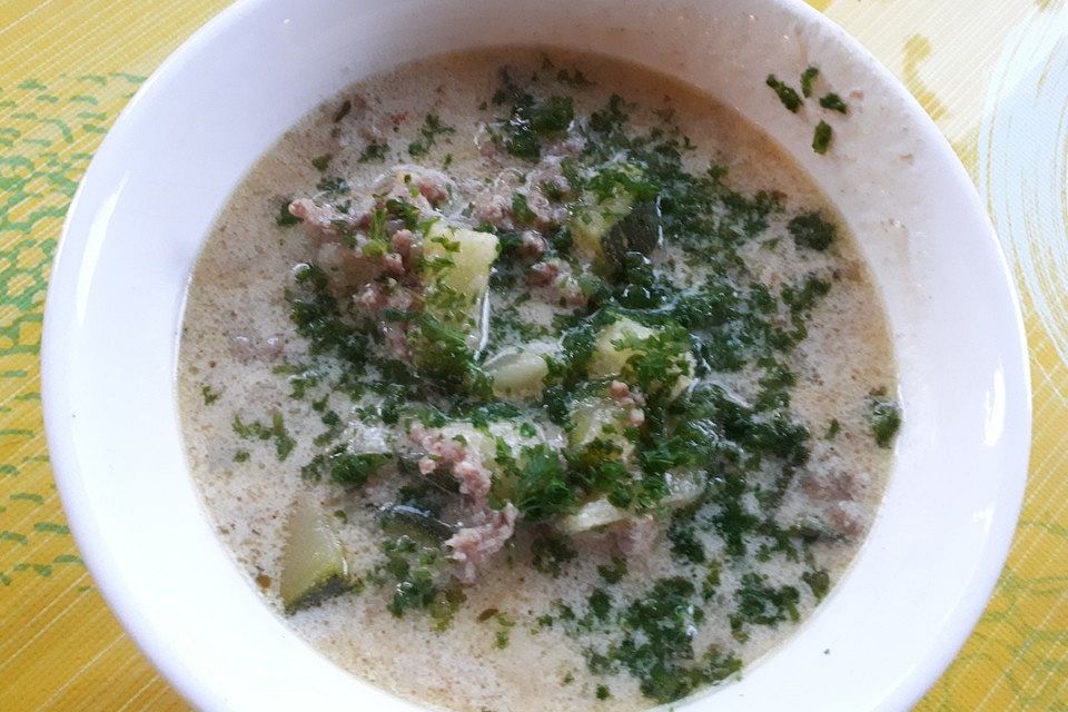 Zucchini - Joghurt - Suppe mit gebratenem Tartar