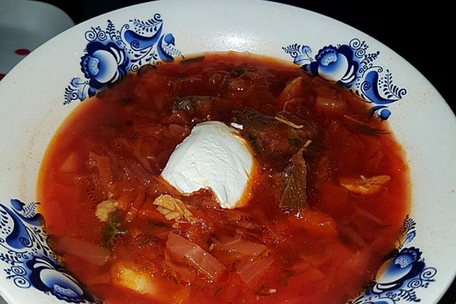 Borsch - traditioneller Eintopf mit Hähnchenschenkeln und ...