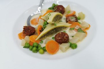 Gemüseeintopf mit Bratwurstbällchen und Maultaschen