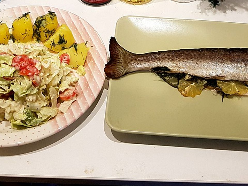 Frische Forelle aus dem Ofen, gebutterte Dillkartoffeln und Salat mit ...