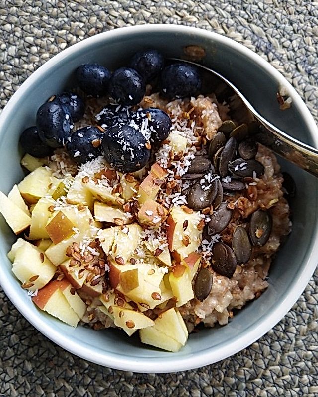 Porridge-Bowl mit Apfel und Blaubeeren