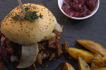 Festlicher Burger, Rotkohlsalat mit Walnüssen und Cranberries, gebackene Kartoffeln und Zwiebel-Relish