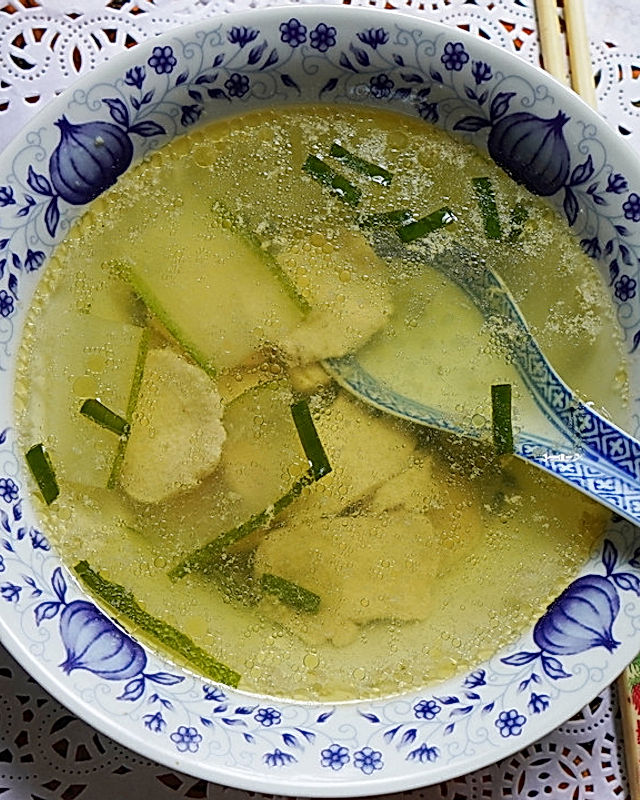Suppe mit Gurken und Hühnerfilet