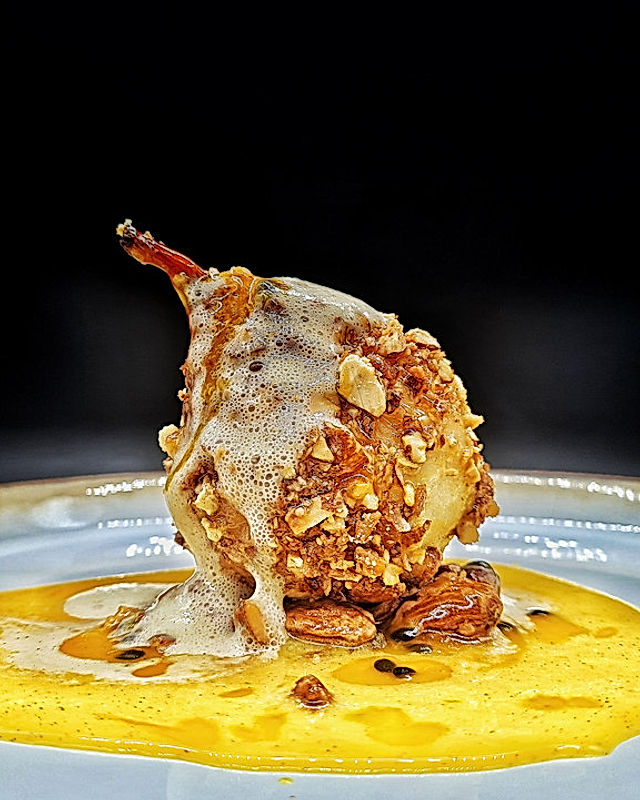 Pochierte Birne im Gebrannte-Mandeln-Mantel zu Crème-brûlée-Schaum und Passionsfruchtkaramell