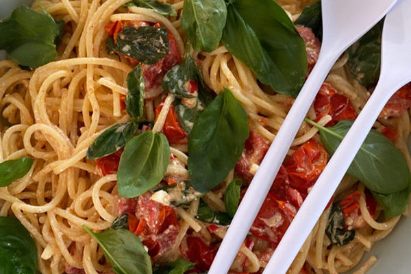 Spaghetti mit Cherrytomaten in Feta-Sauce mit frischem Basilikum von ...
