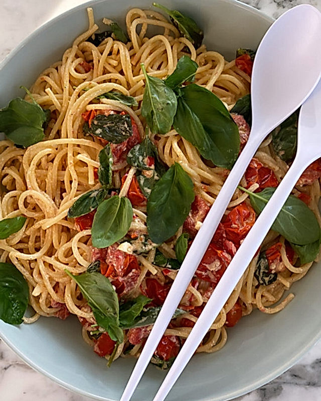 Spaghetti mit Cherrytomaten in Feta-Sauce mit frischem Basilikum
