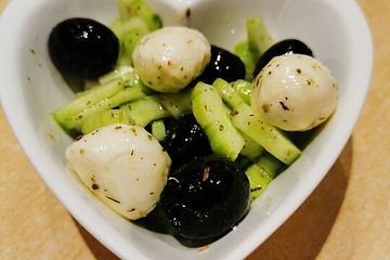 Gurkensalat mit Oliven und Mozzarella