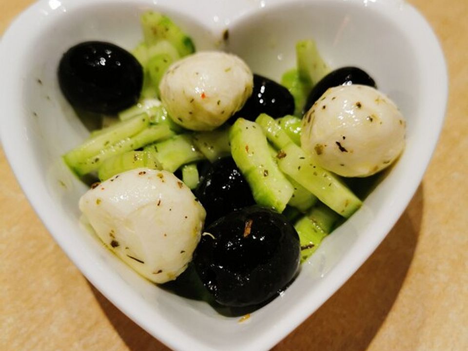 Gurkensalat mit Oliven und Mozzarella von ulkig | Chefkoch