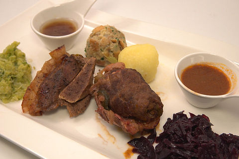 Minischäufele mit Wirsing und Kloß, Miniroulade mit Blaukraut und