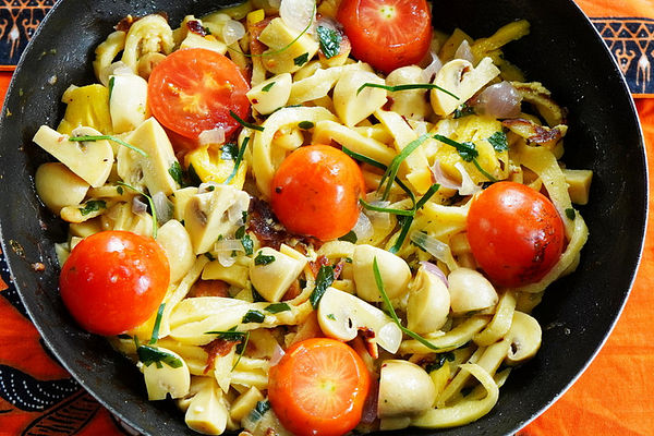 Kokosnudelpfanne mit Pilzen und Tomaten