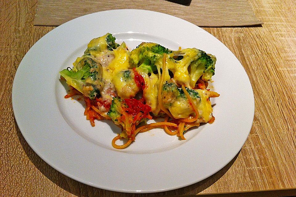 Gratinierter Brokkoli auf Tomatenspaghetti