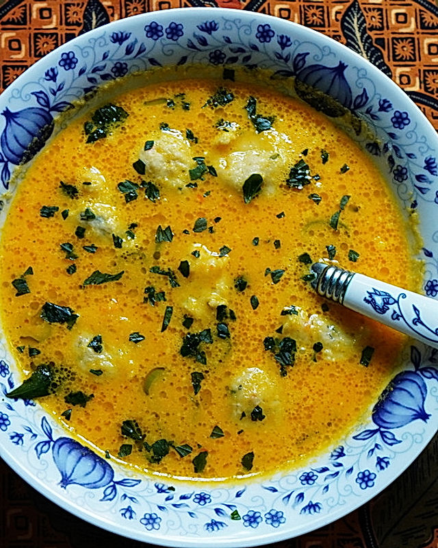 Thailändische Karottensuppe mit Garnelenbällchen